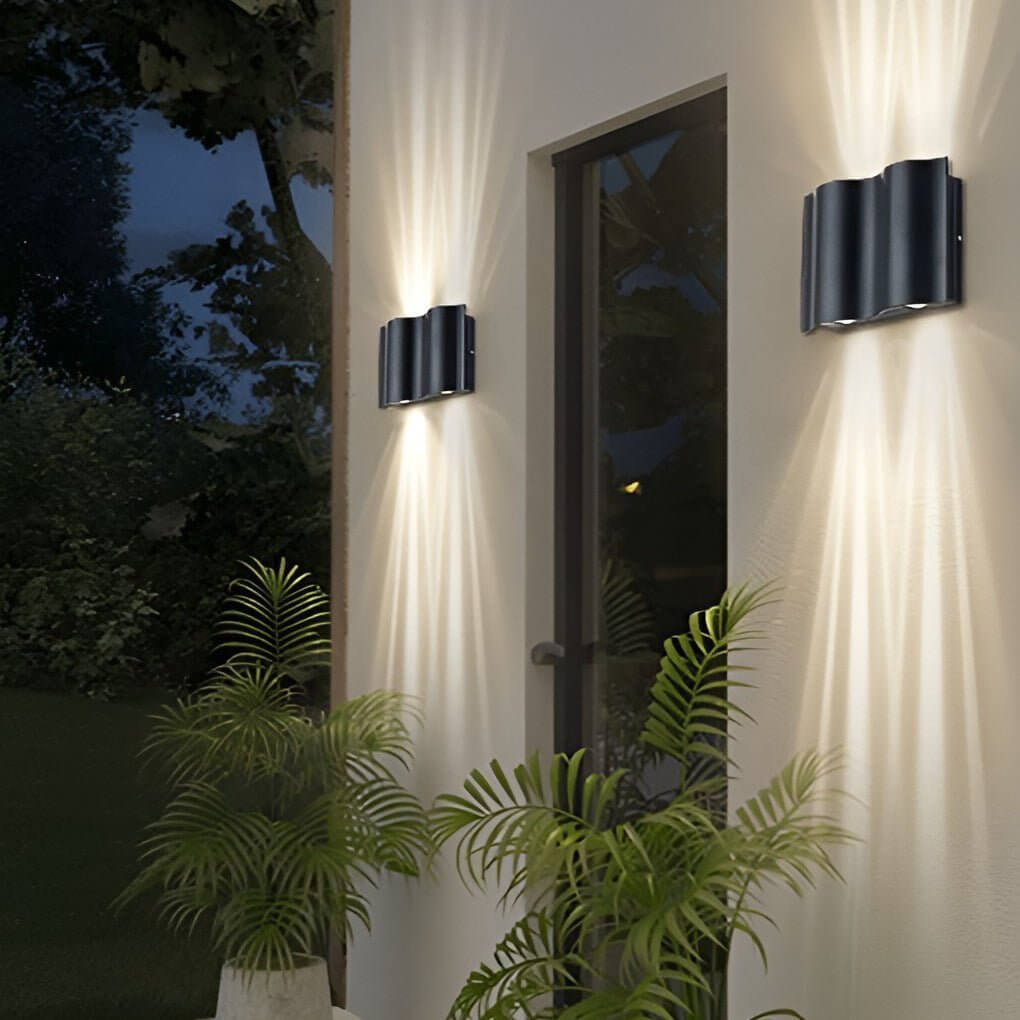 Stylish Wavy Outdoor Wall Sconce Light with Up-Down LED Projection | Modern Design for Elegant Illumination